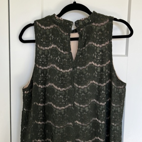 Lace Sleeveless Blouse - Picture 4 of 4